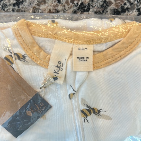 NEW Retired Print Kyte Baby Buzz 0-3 Month Romper - Picture 2 of 3
